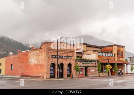 Ketchum, ID, US-27. August 2025: Straßenszene in der historischen Innenstadt dieser kleinen Stadt mit ihren malerischen Straßen mit Backsteinhäusern und trendigen Geschäften Stockfoto