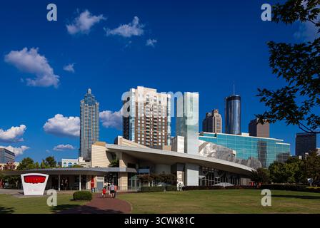 Außenansicht der World of Coca-Cola in Atlanta mit Wolkenkratzern dahinter, die Tourismus, Architektur und Markenkultur miteinander verbinden – ideal für Reisen, l Stockfoto