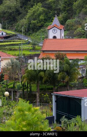 Kleine Kirche in einem wunderschönen Bergdorf in der Nähe von Sao Vicente auf Madeira, Portugal. Stockfoto