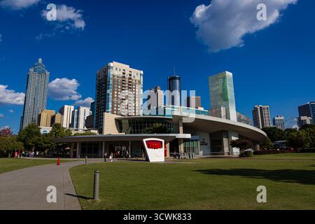 Außenansicht der World of Coca-Cola in Atlanta mit Wolkenkratzern dahinter, die Tourismus, Architektur und Markenkultur miteinander verbinden – ideal für Reisen, l Stockfoto