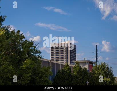 Außenansicht der World of Coca-Cola in Atlanta mit Wolkenkratzern dahinter, die Tourismus, Architektur und Markenkultur miteinander verbinden – ideal für Reisen, l Stockfoto