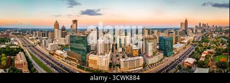 Panoramablick auf Atlanta bei Sonnenuntergang mit Wolkenkratzern, Autobahnen und Stadtbild. Ideal für Reisen, Unternehmen, Immobilien oder Infrastruktur Stockfoto