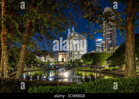 Nächtlicher Blick auf das Millennium Gate in Atlanta, Georgia, mit beleuchteten Wolkenkratzern. Ideal für Reisen, Tourismus, Architektur und urbanen Lebensstil Stockfoto