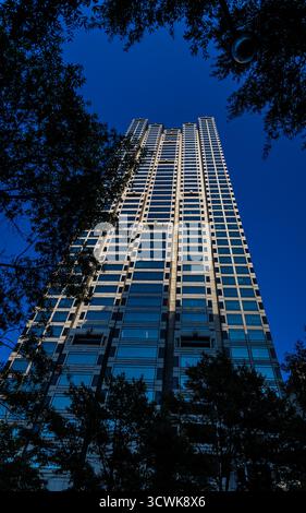 Modernes Hochhausgebäude in Atlanta, Georgia, aus einem niedrigen Winkel aufgenommen, mit klaren architektonischen Linien und dramatischer Beleuchtung – perfekt für Themen wie das Thema Stockfoto