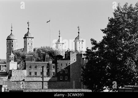 Der Tower of London, Großbritannien, mit Blick nach Osten vom Tower Hill, in Schwarzweiß Stockfoto