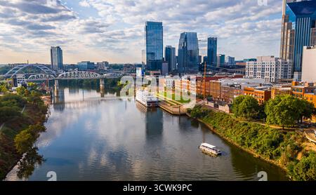 Panoramablick bei Sonnenaufgang auf Nashville, Tennessee, mit Wolkenkratzern im Stadtzentrum und am Fluss. Ideal für Reisen, Tourismus, Geschäftsreisen, Immobilien und Stadtbesichtigungen Stockfoto