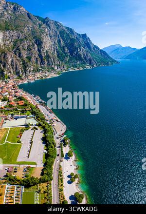 Das bezaubernde Limone sul Garda liegt am Rande des Gardasees, umgeben von türkisfarbenem Wasser und dramatischen Klippen. Perfekt für Reisen, Immobilien und Touren Stockfoto