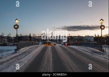 Stadtzentrum von Reykjavík, Island – farbenfrohe Straßen von Laugavegur mit Cafés, Geschäften und Blick auf Hallgrímskirkja und den Alten Hafen Stockfoto