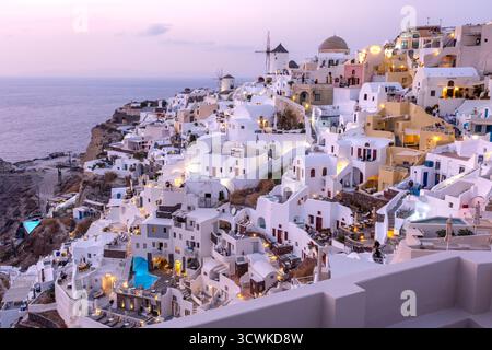 Weiß getünchte Häuser in Oia, Santorin, Griechenland Stockfoto