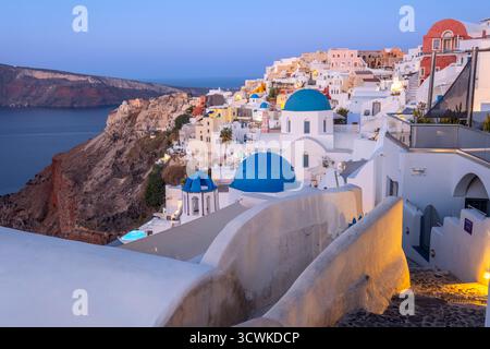 Oia Stadt, zwitschblaue Kuppeln und bunt bemalte Häuser, Santorin, Griechenland Stockfoto