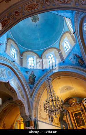 Fira, Santorin. Im Inneren der St. Johannes-Bapist-Kathedrale, Griechenland Stockfoto