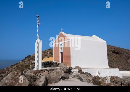 Eine kleine Kapelle auf dem Weg zwischen Fira und Oia auf der Insel Santorin, Griechenland Stockfoto