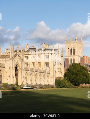 St John's College, Cambridge, mit dem Eingang zum New Court und dem Chapel Tower von hinten gesehen Stockfoto