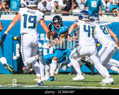Jacksonville, FL, USA. Oktober 2025. Der Jacksonville Jaguars Wide Receiver Parker Washington (11) gibt in der zweiten Halbzeit während eines Spiels gegen die Seattle Seahawks in Jacksonville, FL, einen Punt zurück. Romeo T Guzman/Cal Sport Media/Alamy Live News Stockfoto
