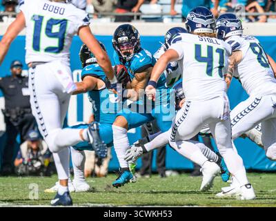 Jacksonville, FL, USA. Oktober 2025. Der Jacksonville Jaguars Wide Receiver Parker Washington (11) gibt in der zweiten Halbzeit während eines Spiels gegen die Seattle Seahawks in Jacksonville, FL, einen Punt zurück. Romeo T Guzman/Cal Sport Media (Kreditbild: © Romeo Guzman/Cal Sport Media). Quelle: csm/Alamy Live News Stockfoto