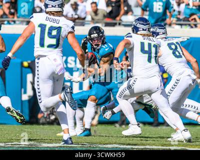 Jacksonville, FL, USA. Oktober 2025. Der Jacksonville Jaguars Wide Receiver Parker Washington (11) gibt in der zweiten Halbzeit während eines Spiels gegen die Seattle Seahawks in Jacksonville, FL, einen Punt zurück. Romeo T Guzman/Cal Sport Media/Alamy Live News Stockfoto