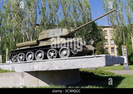 Kiew, Ukraine - 30. April 2018: Sowjetischer Panzer aus Zeiten des Zweiten Weltkriegs als Denkmal auf der Straße eines Sieges Stockfoto