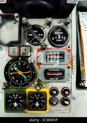 Close-up of an aircraft cockpit dashboard with various analog instruments and gauges displaying distance, pitch, and roll measurements Stockfoto