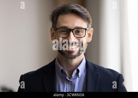 Glücklicher junger Geschäftsmann erfolgreicher Startup-Besitzer lächelnd in die Kamera schauend Stockfoto