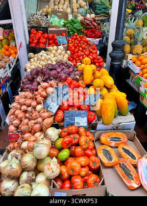 Farbenfrohe Präsentation von Obst und Gemüse an einem Marktstand im Freien auf teneriffa mit frischen Produkten. Teneriffa Kanarischen Inseln Stockfoto