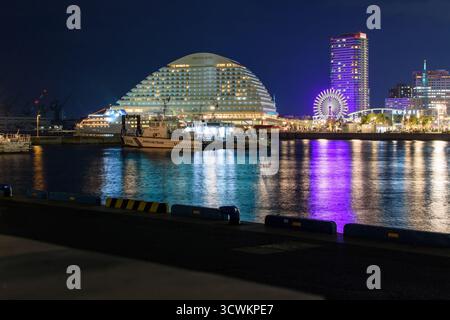 Nachtansicht auf den beleuchteten Hafen von Kobe und die Uferpromenade der Stadt Kobe in der Präfektur Hyogo in Japan am 11. November 2017 Stockfoto
