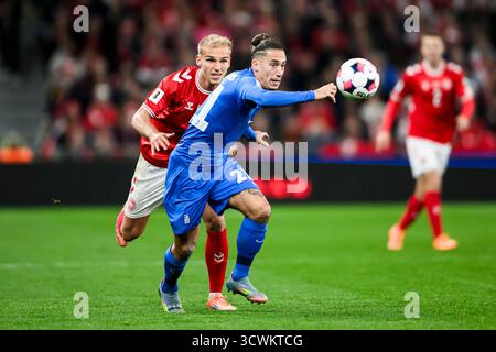 21 (GRE) – Kostas Tsimikas, 8 (DEN) – Gustav Isaksen. UEFA VM Kvalifikation - Landskamp - Danmark mod Grækenland - 12.10.2025. København, Danmark. Stockfoto