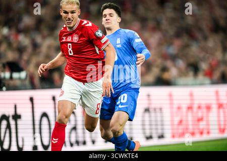 8 (DEN) - Gustav Isaksen, 10 (GRE) - Christos Tzolis. UEFA VM Kvalifikation - Landskamp - Danmark mod Grækenland - 12.10.2025. København, Danmark. Stockfoto