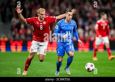 21 (GRE) – Kostas Tsimikas, 8 (DEN) – Gustav Isaksen. UEFA VM Kvalifikation - Landskamp - Danmark mod Grækenland - 12.10.2025. København, Danmark. Stockfoto