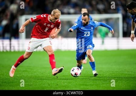 8 (DEN) - Gustav Isaksen, 23 (GRE) - Manolis Siopis. UEFA VM Kvalifikation - Landskamp - Danmark mod Grækenland - 12.10.2025. København, Danmark. Stockfoto