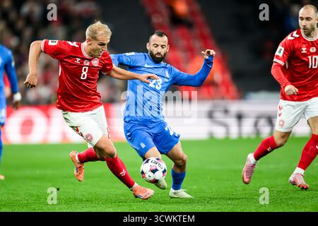 8 (DEN) - Gustav Isaksen, 23 (GRE) - Manolis Siopis. UEFA VM Kvalifikation - Landskamp - Danmark mod Grækenland - 12.10.2025. København, Danmark. Stockfoto