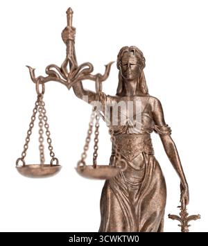 Bronzestatue der Justizdame isoliert auf weißem Hintergrund. Stockfoto