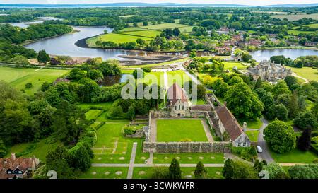 Aus der Vogelperspektive von Beaulieu, einem Dorf am südöstlichen Rand des New Forest in Hampshire, England, wo sich das National Motor Museum befindet Stockfoto