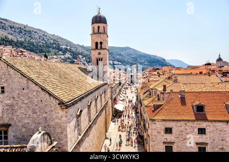 Ein Blick über Stradun, die wichtigste Fußgängerzone in der Altstadt von Dubrovnik Stockfoto