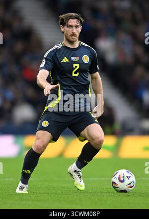 Glasgow, Großbritannien. Oktober 2025. Anthony Ralston aus Schottland während des Qualifikationsspiels Schottland gegen Weißrussland im Hampden Park, Glasgow. Der Bildnachweis sollte lauten: Neil Hanna/Sportimage Credit: Sportimage Ltd/Alamy Live News Stockfoto