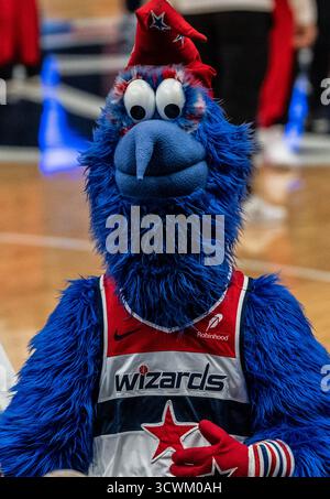 Washington, USA. Oktober 2025. WASHINGTON, DC - 12. OKTOBER: Wiz, das Maskottchen der Washington Wizards vor einem NBA-Vorsaisonspiel zwischen den Washington Wizards und den Toronto Raptors, am 12. Oktober 2025 in der Capital One Arena in Washington, DC. (Foto: Tony Quinn/SipaUSA) Credit: SIPA USA/Alamy Live News Stockfoto