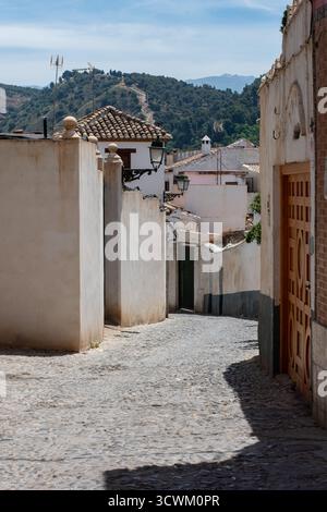 Eine steile Straße oberhalb des Stadtteils Albaicín in Granada, Spanien. Stockfoto