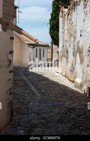 Eine typische Straßenszene im Stadtteil Albaícin in Granada, Spanien. Stockfoto