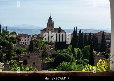 Blick auf die Kirche Santa Maria de la Encarnacion vom Sommerpalast Generalife. Stockfoto