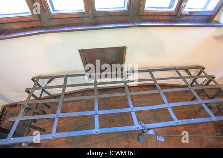 Transsilvanien, Rumänien, 12. August 2025: Mittelalterliches Metallbettrahmen für Folter mit heißem Eisenbett in der Folterkammer der Burg Bran von Dracula in Stockfoto
