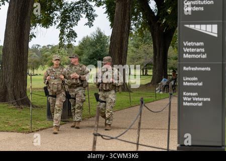 Washington, District of Columbia, USA. Oktober 2025. Mitglieder der Army National Guard patrouillieren entlang der National Mall. (Kreditbild: © Joey Sussman/ZUMA Press Wire) NUR REDAKTIONELLE VERWENDUNG! Nicht für kommerzielle ZWECKE! Stockfoto