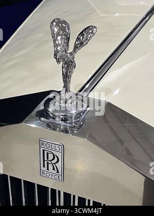 Monterey, CA, USA, 13. August 2025 - Das silbrige Rolls Royce-Kapuzenschmuck, The Spirit of Ecstasy, erstrahlt während der Classic Car Week auf dem Motorlux Car Event. Stockfoto