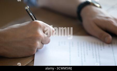 Abgeschnittene Nahaufnahme Geschäftsmann Hände halten Stift Vorbereitung, Dokument zu unterschreiben Stockfoto