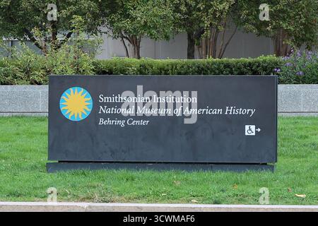 Washington, USA. Oktober 2025. 12. Oktober 2025, Washington, DC, USA – die Smithsonian Museen und der National Zoo sind geschlossen, da die Regierung den Betrieb stilllegt, sodass Besucher vor verschlossenen Toren abgewiesen werden. (Foto: Robyn Stevens Brody/SIPA USA) Credit: SIPA USA/Alamy Live News Stockfoto