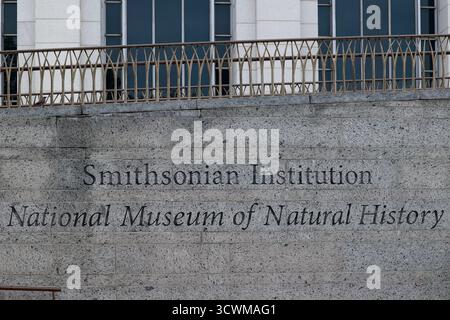 Washington, USA. Oktober 2025. 12. Oktober 2025, Washington, DC, USA – die Smithsonian Museen und der National Zoo sind geschlossen, da die Regierung den Betrieb stilllegt, sodass Besucher vor verschlossenen Toren abgewiesen werden. (Foto: Robyn Stevens Brody/SIPA USA) Credit: SIPA USA/Alamy Live News Stockfoto