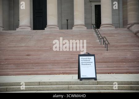 Washington, USA. Oktober 2025. 12. Oktober 2025, Washington, DC, USA – die Smithsonian Museen und der National Zoo sind geschlossen, da die Regierung den Betrieb stilllegt, sodass Besucher vor verschlossenen Toren abgewiesen werden. (Foto: Robyn Stevens Brody/SIPA USA) Credit: SIPA USA/Alamy Live News Stockfoto