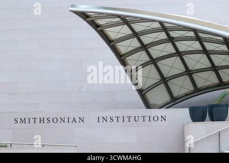 Washington, USA. Oktober 2025. 12. Oktober 2025, Washington, DC, USA – die Smithsonian Museen und der National Zoo sind geschlossen, da die Regierung den Betrieb stilllegt, sodass Besucher vor verschlossenen Toren abgewiesen werden. (Foto: Robyn Stevens Brody/SIPA USA) Credit: SIPA USA/Alamy Live News Stockfoto
