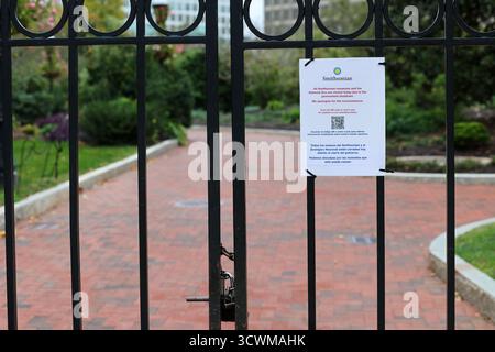 Washington, USA. Oktober 2025. 12. Oktober 2025, Washington, DC, USA – die Smithsonian Museen und der National Zoo sind geschlossen, da die Regierung den Betrieb stilllegt, sodass Besucher vor verschlossenen Toren abgewiesen werden. (Foto: Robyn Stevens Brody/SIPA USA) Credit: SIPA USA/Alamy Live News Stockfoto