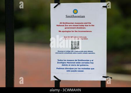 Washington, USA. Oktober 2025. 12. Oktober 2025, Washington, DC, USA – die Smithsonian Museen und der National Zoo sind geschlossen, da die Regierung den Betrieb stilllegt, sodass Besucher vor verschlossenen Toren abgewiesen werden. (Foto: Robyn Stevens Brody/SIPA USA) Credit: SIPA USA/Alamy Live News Stockfoto