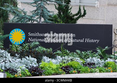 Washington, USA. Oktober 2025. 12. Oktober 2025, Washington, DC, USA – die Smithsonian Museen und der National Zoo sind geschlossen, da die Regierung den Betrieb stilllegt, sodass Besucher vor verschlossenen Toren abgewiesen werden. (Foto: Robyn Stevens Brody/SIPA USA) Credit: SIPA USA/Alamy Live News Stockfoto