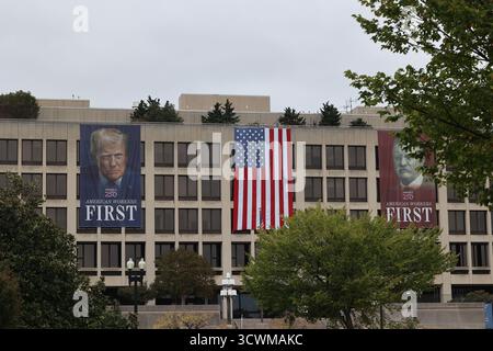 Washington, USA. Oktober 2025. 12. Oktober 2025, Washington, DC, USA – die Smithsonian Museen und der National Zoo sind geschlossen, da die Regierung den Betrieb stilllegt, sodass Besucher vor verschlossenen Toren abgewiesen werden. (Foto: Robyn Stevens Brody/SIPA USA) Credit: SIPA USA/Alamy Live News Stockfoto